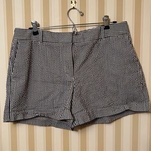 Ann Taylor 4 pkt, seersucker shorts, size 12. Hidden closure